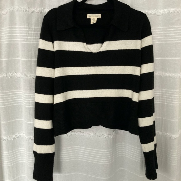 Cropped Black and White Striped Collared Sweater - Picture 4 of 4